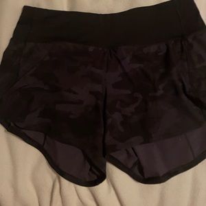 Lululemon speed up shorts, worn once, camp pattern size 6 (medium)